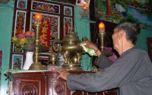 Hướng dẫn văn khấn dâng đỉnh đồng trên bàn thờ gia tiên