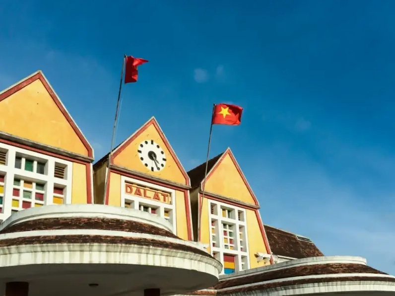Ba chóp nhà của Ga Đà Lạt tượng trưng cho ba đỉnh núi Langbiang hùng vĩ