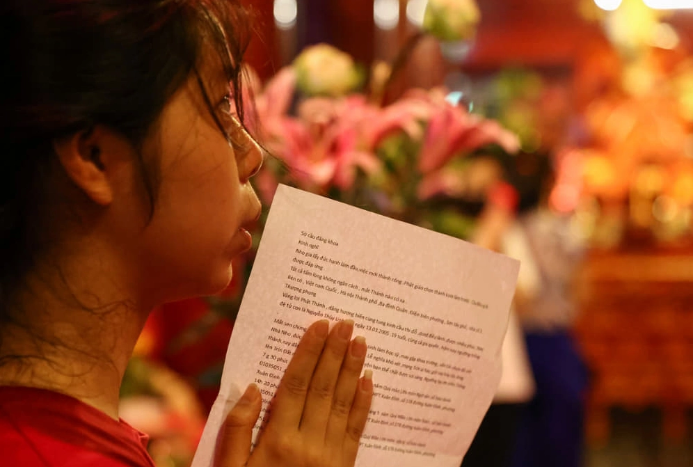 Bài văn khấn Văn Miếu Quốc Tử Giám được in ra sẵn (Ảnh: Sưu tầm Internet)