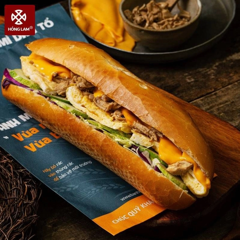 Bánh mì dân tổ với phần nhân chả, trứng, pate xào lẫn đầy đặn