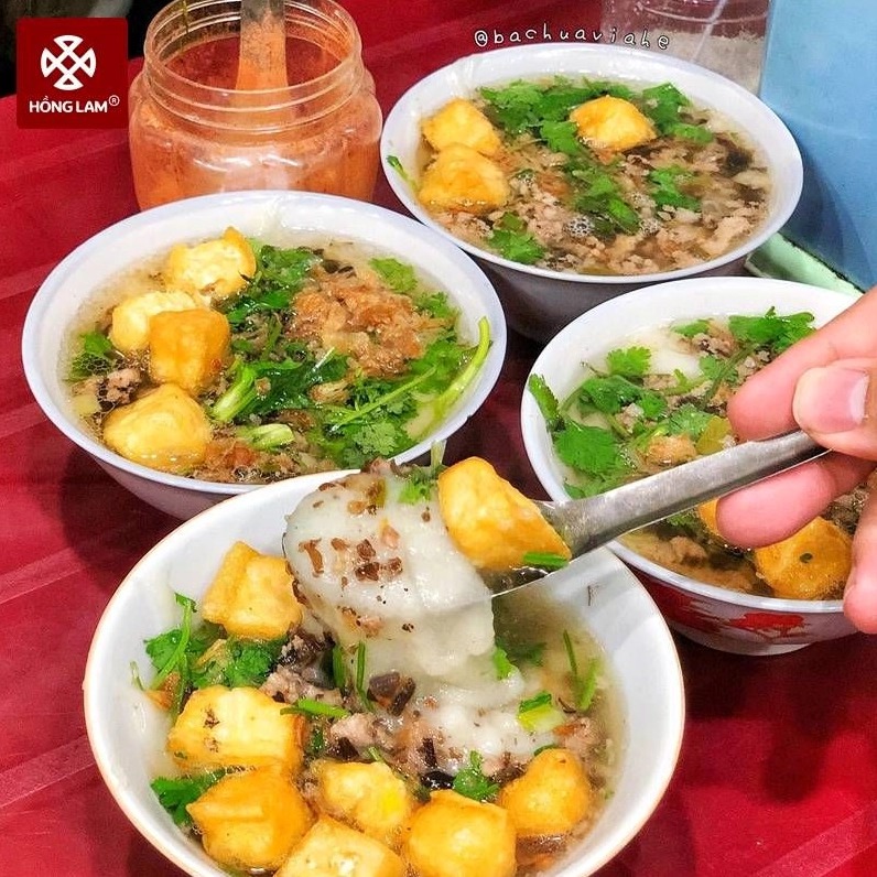 Bát bánh đúc nóng hổi rắc thịt băm mộc nhĩ hành phi