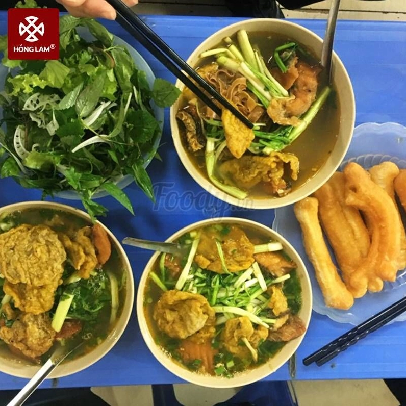 Bát bún cá Hàng Đậu với những miếng cá chiên vàng rụm và nước dùng chua thanh