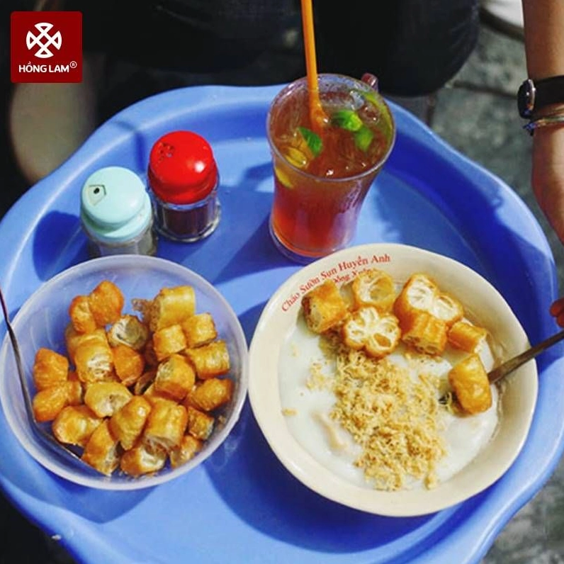 Bát cháo sườn sụn rắc đầy quẩy giòn và tiêu đen