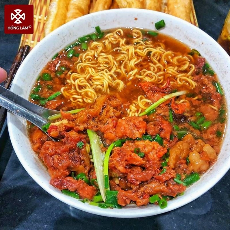 Bát mì tôm sốt vang đầy đặn thịt bò gân hầm nhừ ngập trong nước sốt đỏ âu