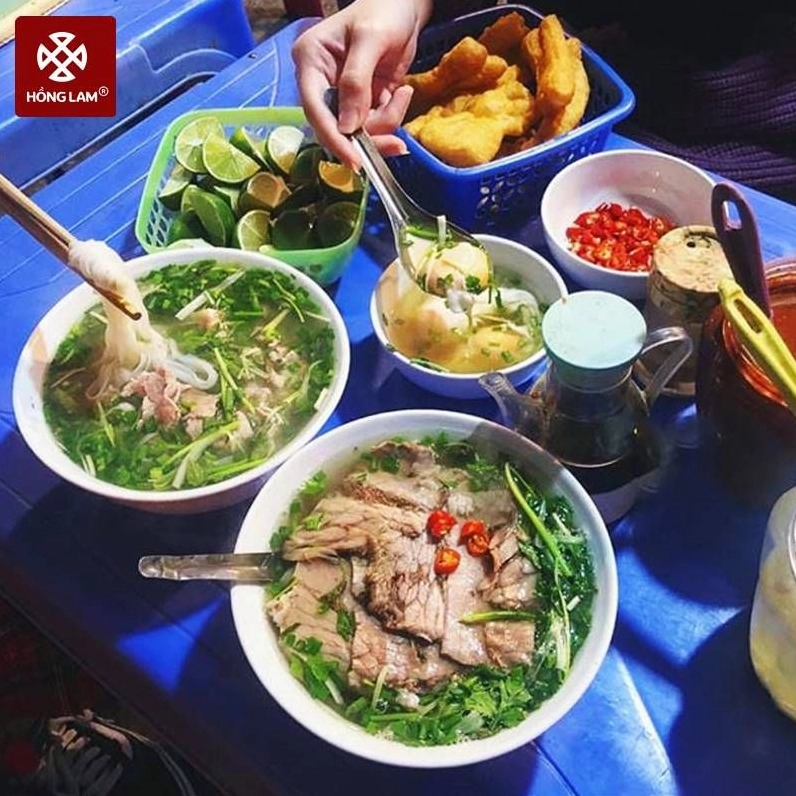 Bát phở đường tàu với thịt bò mềm ngọt, món ăn đêm hấp dẫn