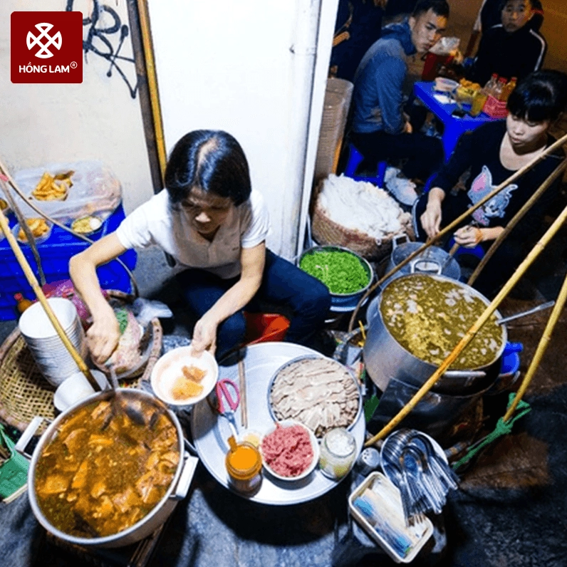 Bát phở gánh Hàng Chiếu nóng hổi, thơm lừng khói bốc lên giữa đêm đông Hà Nội