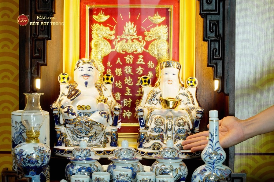 Bộ tượng Thần Tài Thổ Địa men lam vẽ vàng tinh xảo