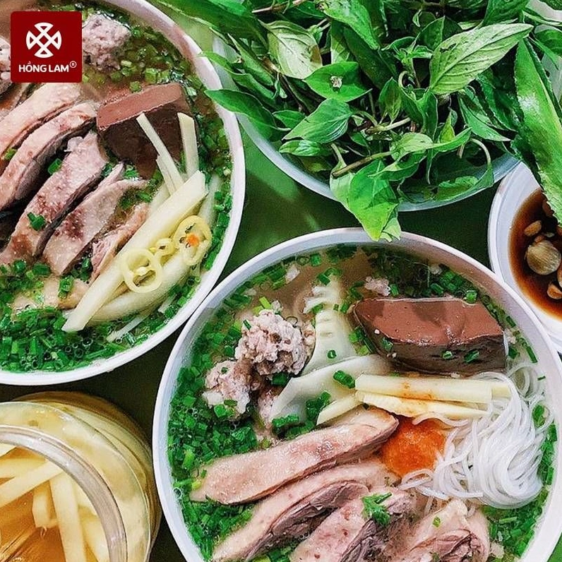 Bún ngan Hòe Nhai với thịt ngan luộc chín tới, nước dùng trong vắt