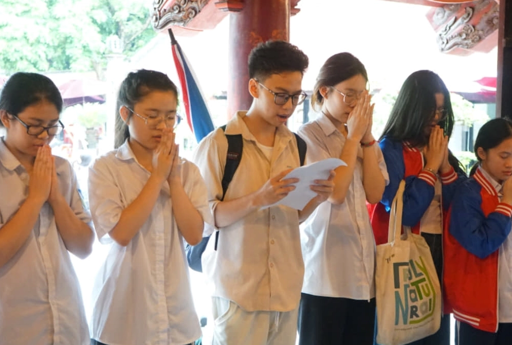 Các sĩ tử đang cầu xin thi tốt tại Văn Miếu (Ảnh: Sưu tầm Internet)