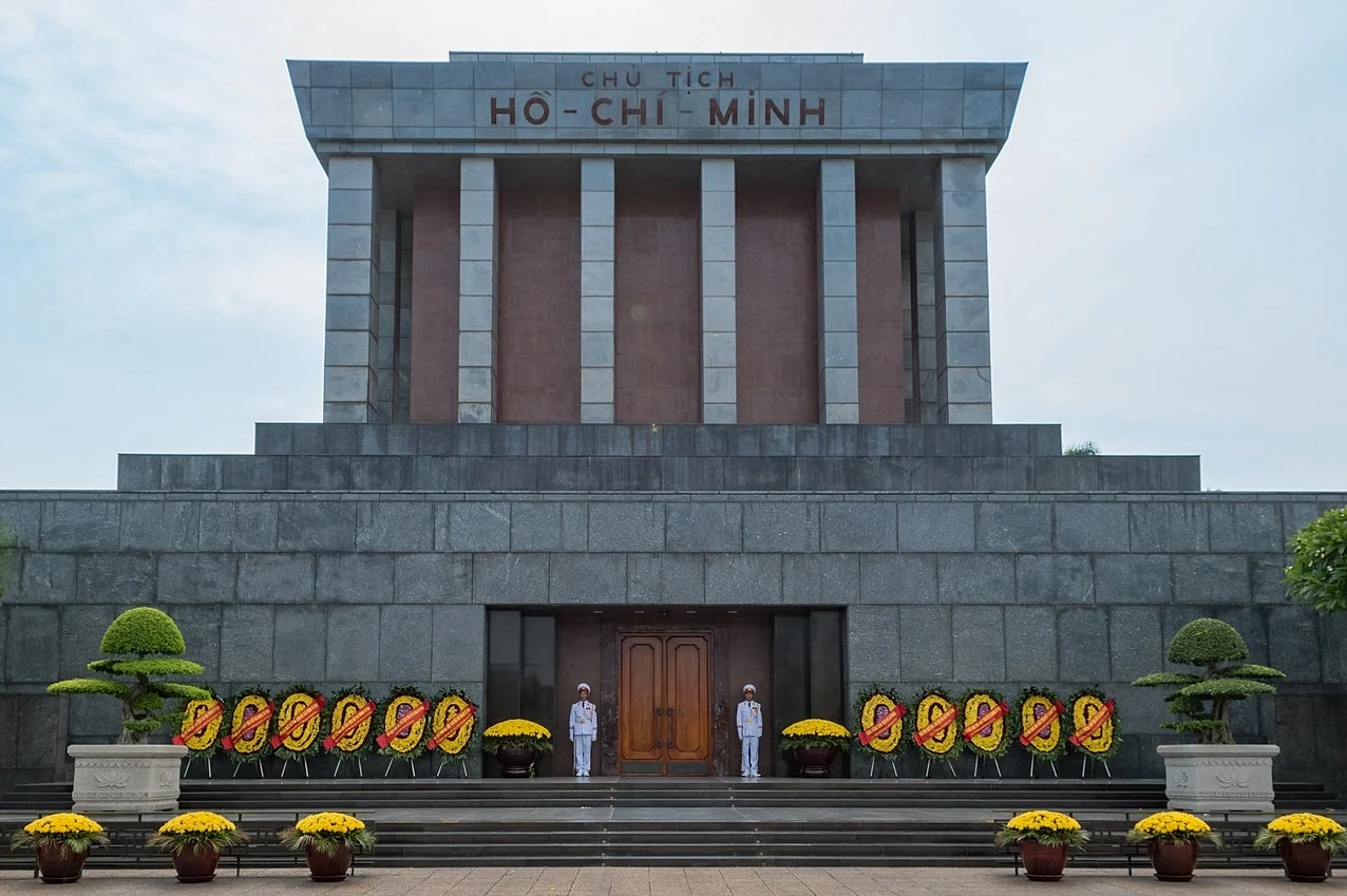 Cảnh vệ đứng gác nghiêm trang tại Lăng Chủ tịch Hồ Chí Minh