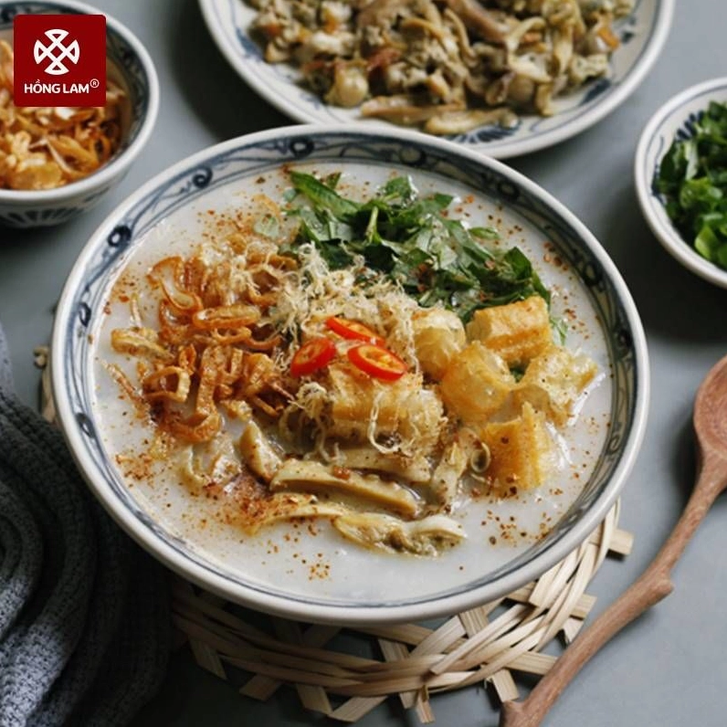 Cháo trai nóng hổi ăn cùng rau răm và hành lá thái nhỏ