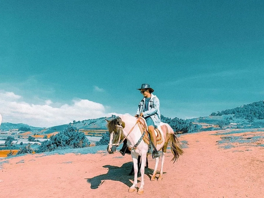 Check-in lưu giữ kỷ niệm tại cảnh quan hùng vĩ của Núi Langbiang