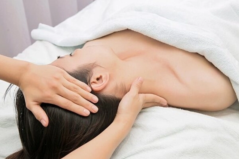 Chuẩn bị tinh dầu và không gian ấm cúng cho buổi massage tại nhà