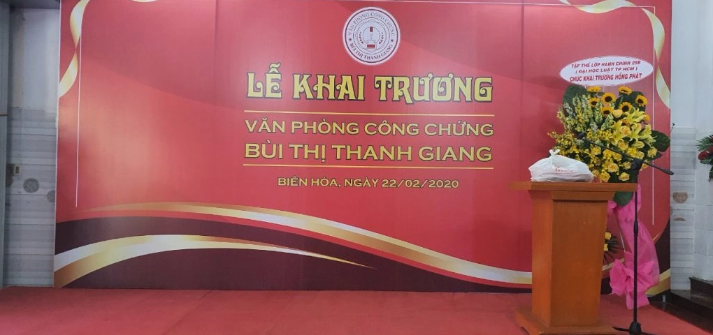Công chứng viên kiểm tra đối chiếu hồ sơ gốc trước khi ký kết