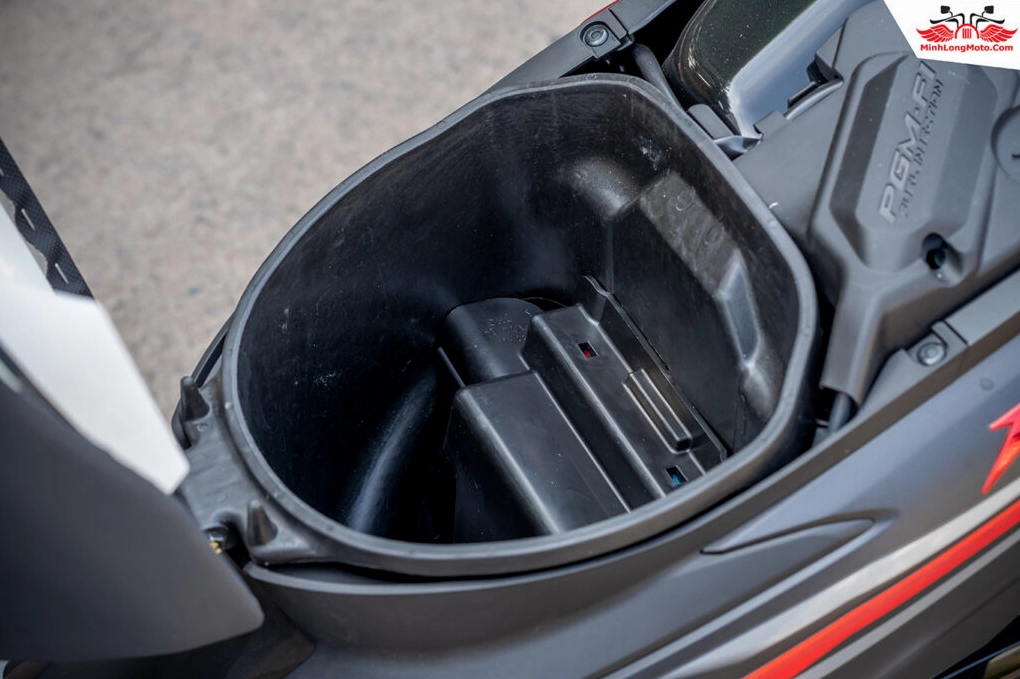 Cốp xe U-Box của Wave RSX 110cc đủ chứa các vật dụng cơ bản