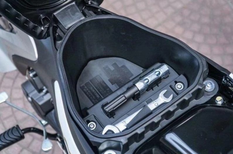 Cốp xe Yamaha Sirius 110 có dung tích đủ dùng cho các vật dụng cơ bản