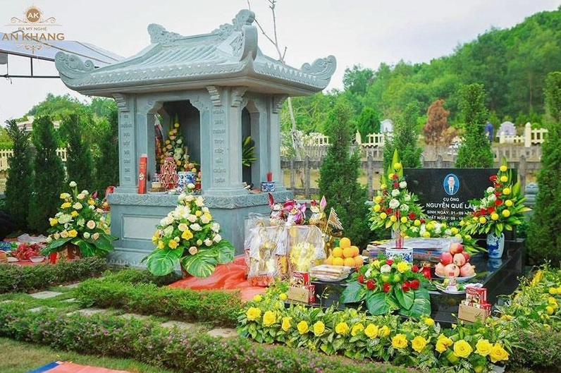 Cúng thanh minh ngoài mộ