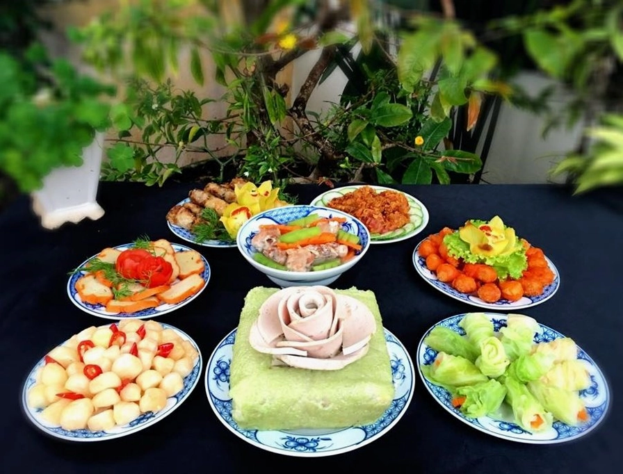 Cuối năm, các gia đình đọc làm mâm lễ, đọc văn khấn tất niên cầu mong năm mới bình an, may mắn.