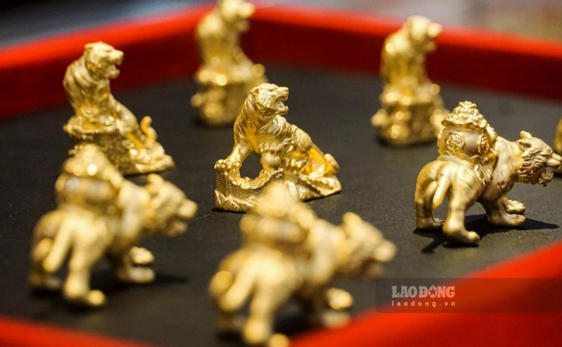 Đầu năm, nhiều doanh nghiệp, hộ kinh doanh bày mâm lễ, đọc văn khấn cúng khai trương gửi gắm mong ước buôn may bán đắt, lộc tài hanh thông. Ảnh: Phan Anh