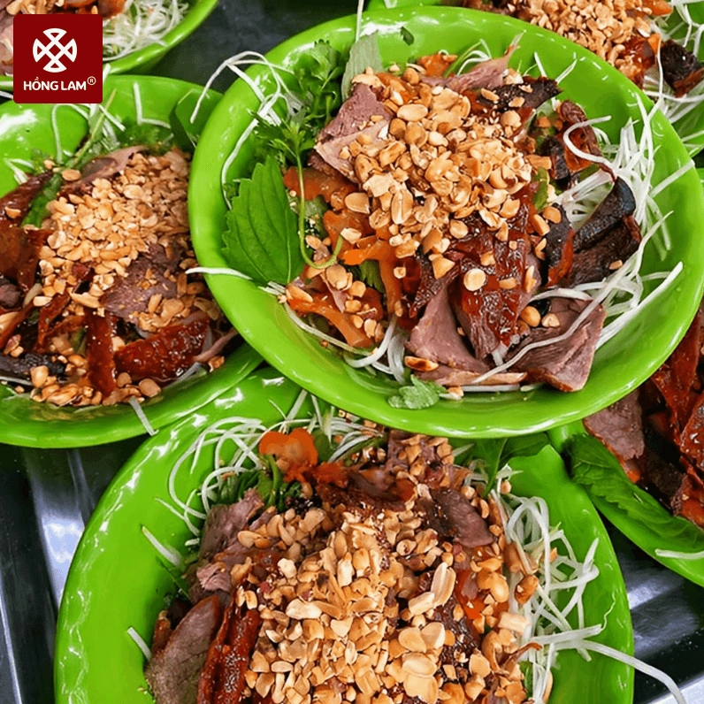 Đĩa nộm bò khô đu đủ xanh rắc lạc rang và rau thơm cực kỳ hấp dẫn