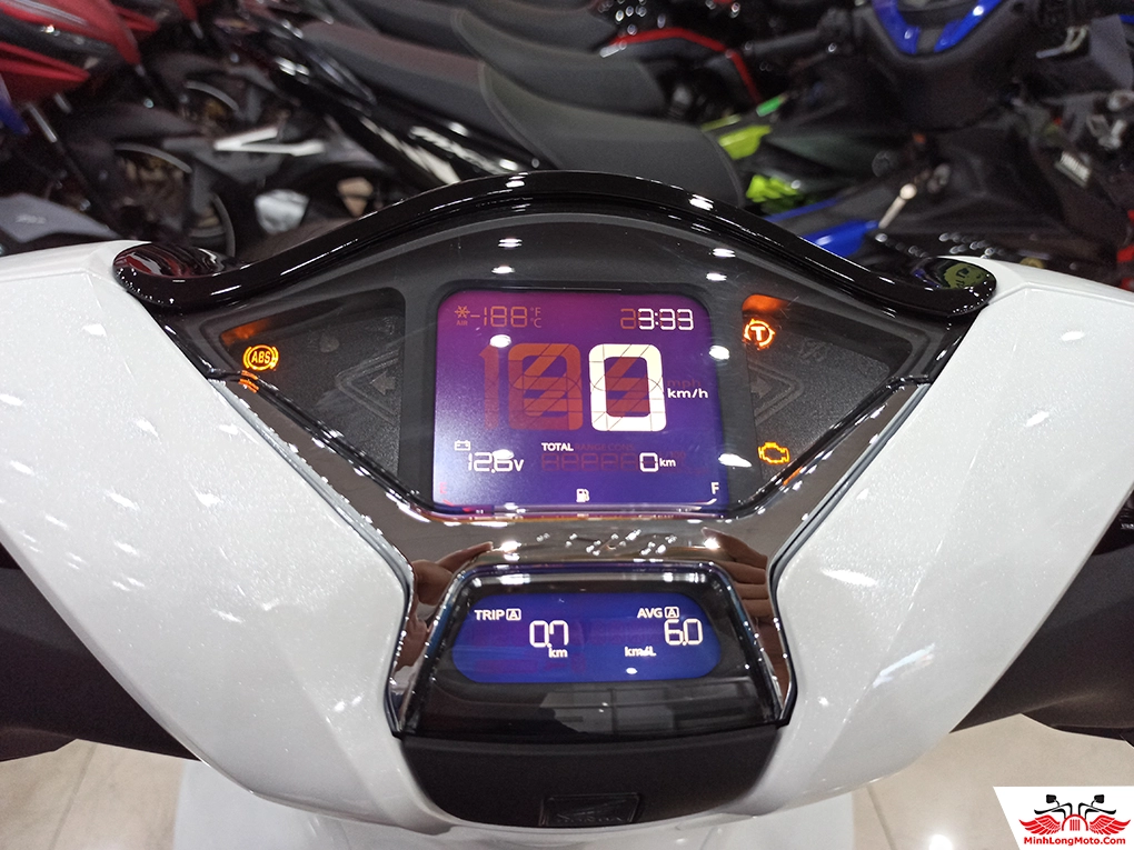 Đồng hồ LCD hiển thị thông tin chi tiết của SH150i