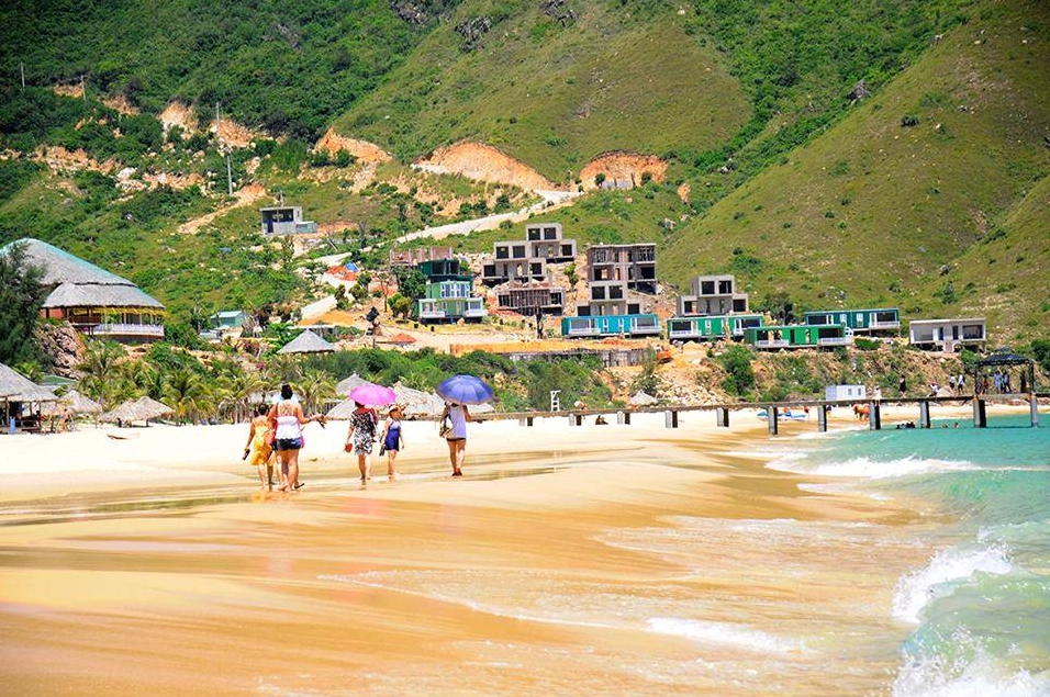 Du khách di chuyển và vui chơi tại bãi tắm Kỳ Co cát trắng mịn