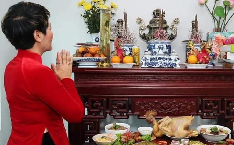 Gia chủ thường khấn thần linh trước, sau đó đọc văn khấn gia tiên