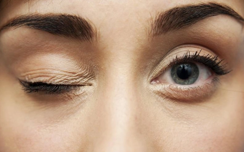 Hiện tượng mắt phải giật ở nữ giới