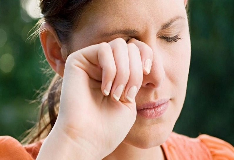 Hiện tượng mắt phải giật thường xuyên là triệu chứng cho thấy mắt bạn đang bị quá tải