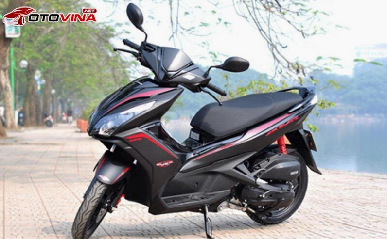 Hình ảnh minh họa một chiếc xe máy cũ giá rẻ đang được kiểm tra kỹ lưỡng