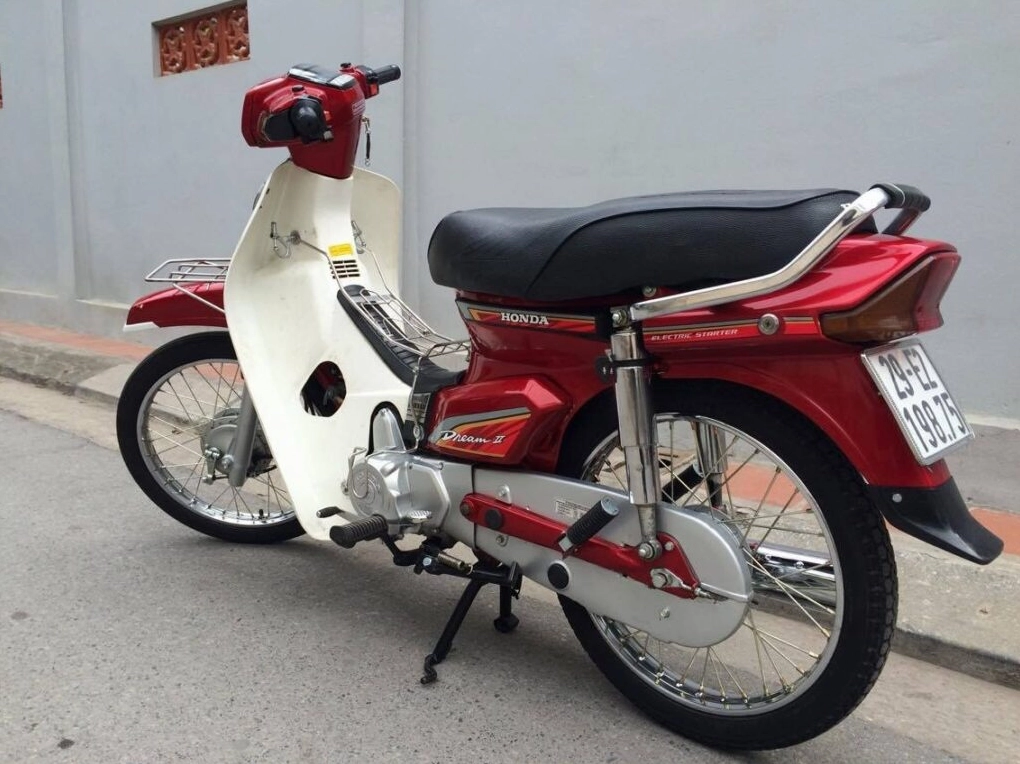 Hình ảnh một chiếc Dream Thái đời 1995, biểu tượng của sự giàu có