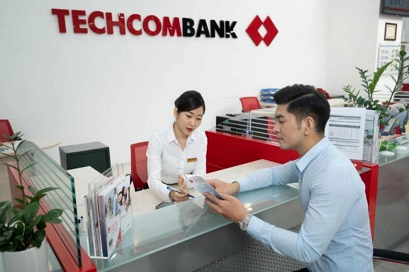 Hình thức mở thẻ tín dụng trực tiếp tại phòng giao dịch phù hợp với những khách hàng cần sự hỗ trợ trực tiếp của nhân viên ngân hàng.