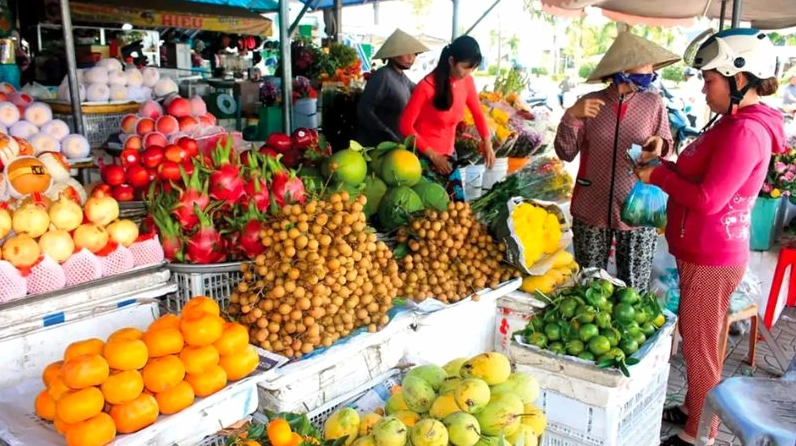 Hoạt động phân phối thực phẩm sôi động tại chợ đầu mối Bình Điền