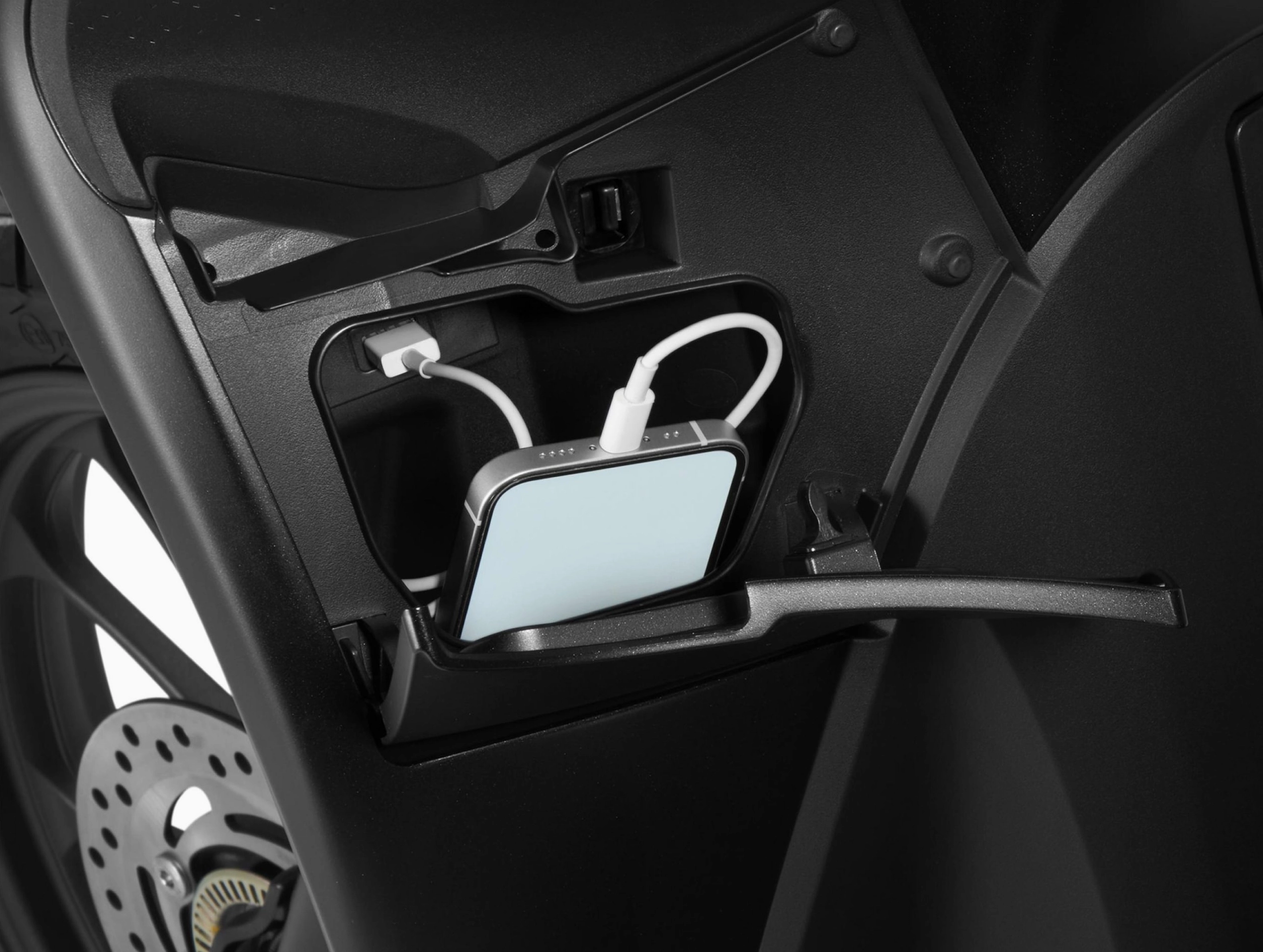 Hộc để đồ phía trước của SH Mode 2024 tích hợp cổng sạc USB