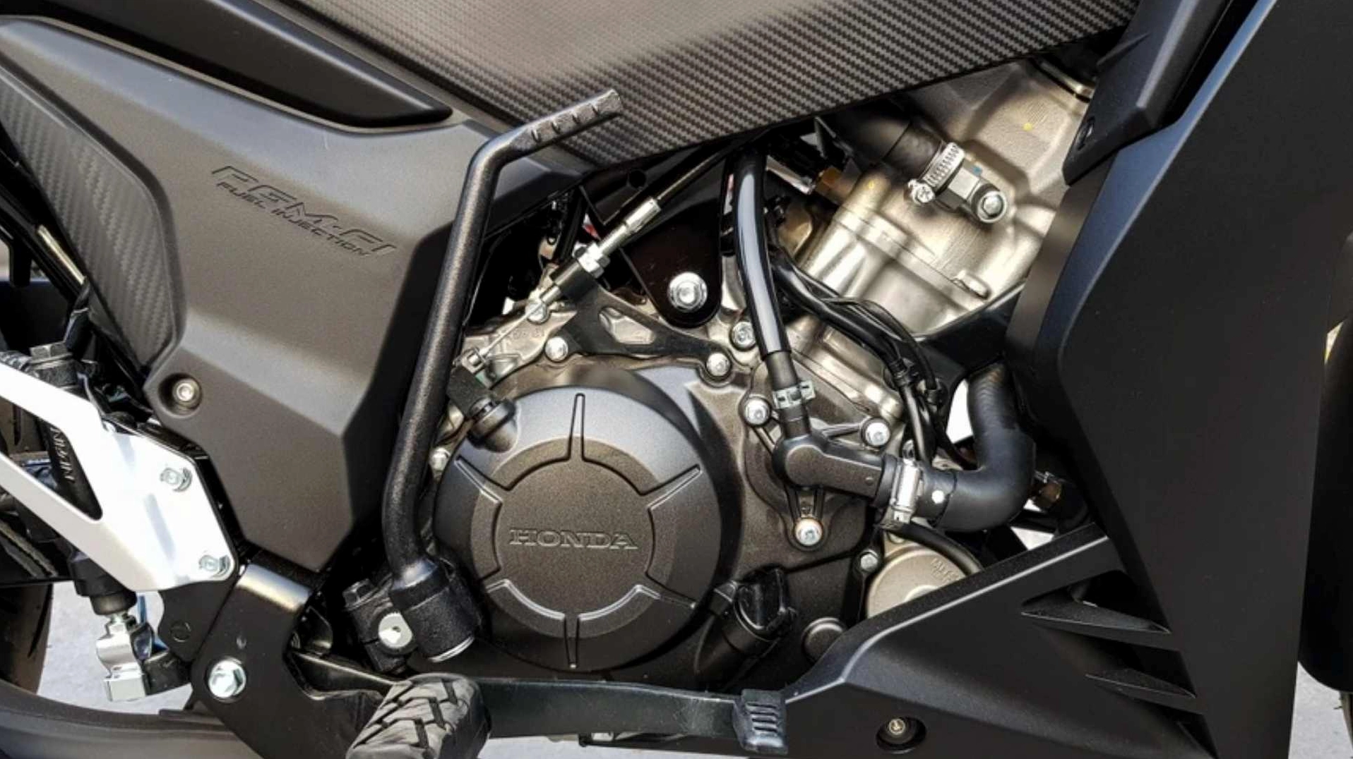 Honda Winner V1 sử dụng động cơ xi lanh đơn 150cc, DOHC, hộp số 6 cấp