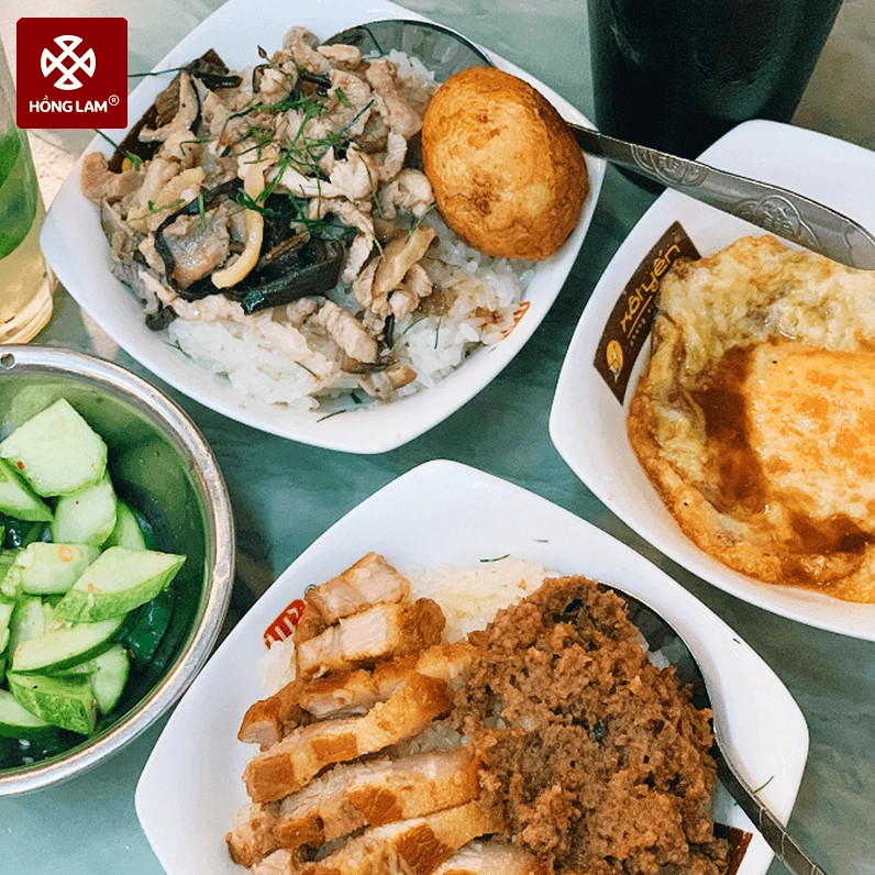 Hộp xôi đêm Hà Nội đầy ắp topping thịt kho, pate, trứng ốp la