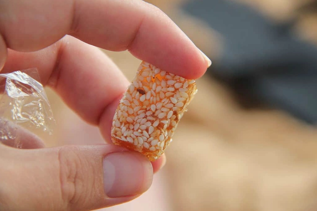 Kẹo Mè Xửng - Đặc sản dẻo thơm thích hợp mua về làm quà khi du lịch Huế