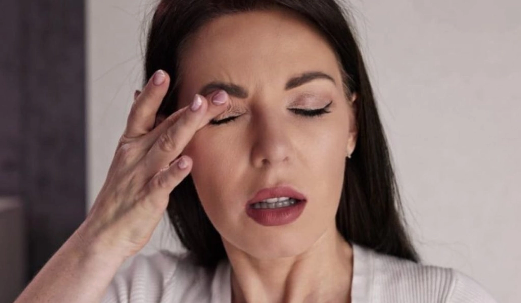 Khắc phục mắt phải giật ở nữ bằng cách giảm căng thẳng, bổ sung dưỡng chất