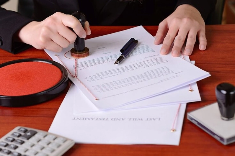 Khách hàng thực hiện giao dịch tại văn phòng công chứng Nguyễn Văn Tuấn