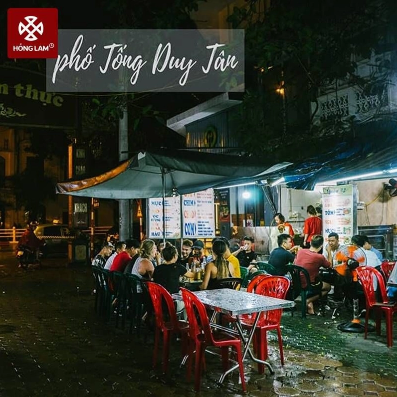 Không gian nhộn nhịp của ngõ ẩm thực Tống Duy Tân về đêm