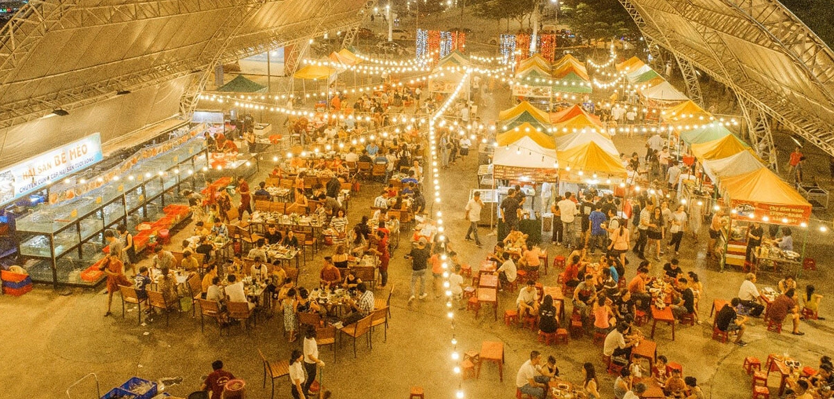 Không gian nhộn nhịp tại Chợ đêm Helio B.fair vào buổi tối