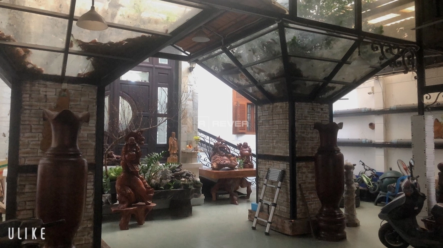 Khu vực đường phố rộng rãi, rợp bóng cây xanh trước một căn biệt thự tại Quận 6