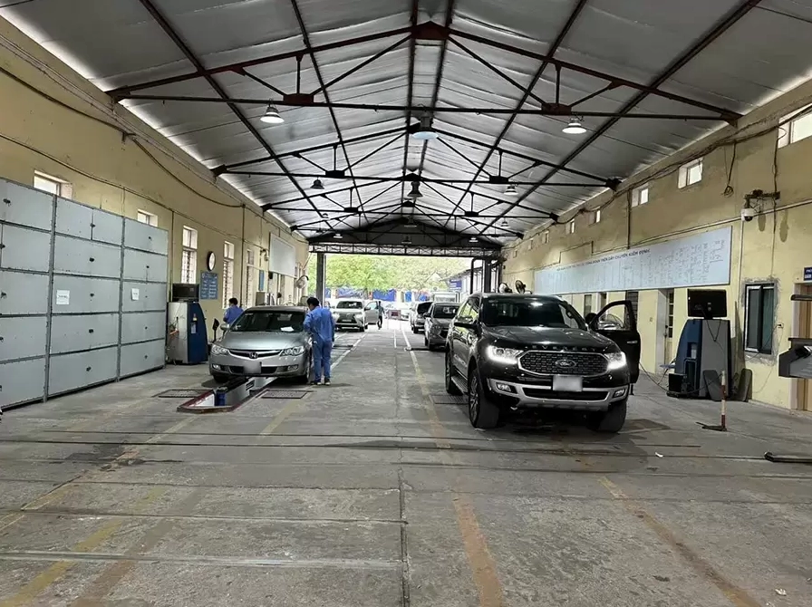 Kiểm tra tình trạng kỹ thuật xe trước khi đăng kiểm để đảm bảo đạt yêu cầu