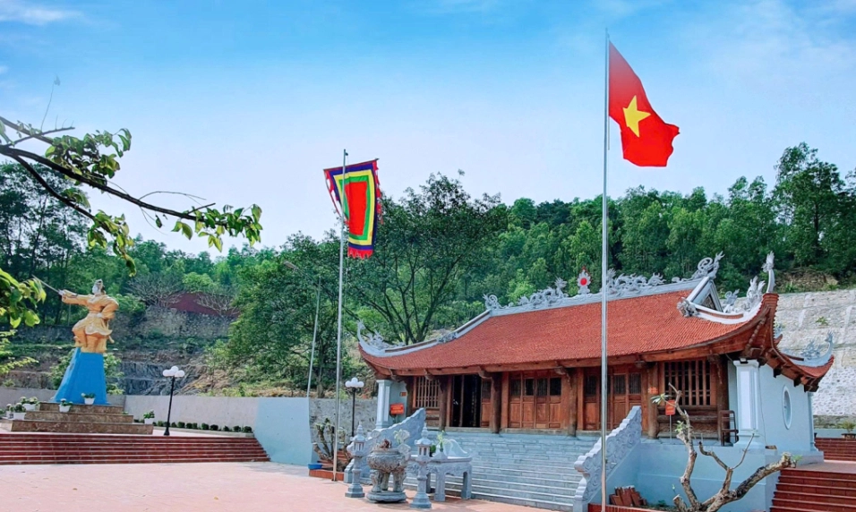 Lòng thành kính tưởng nhớ các bậc tiền nhân, anh hùng dân tộc.