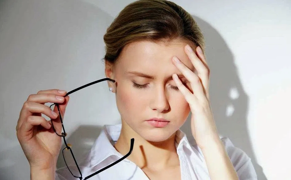 Lý giải hiện tượng giật mắt trái ở nữ theo khoa học