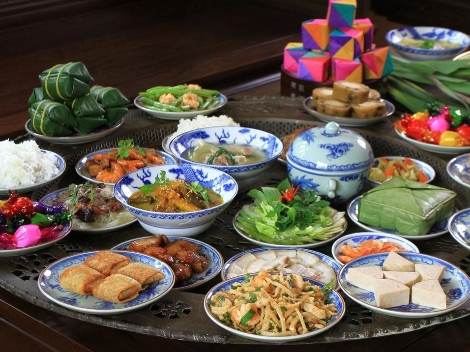 Mâm lễ vật cúng gia tiên mùng 1 Tết