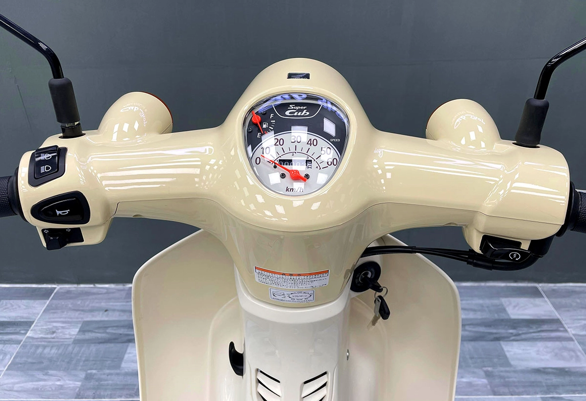 Mặt đồng hồ hiện đại của xe Honda Super Cub 50cc 2026