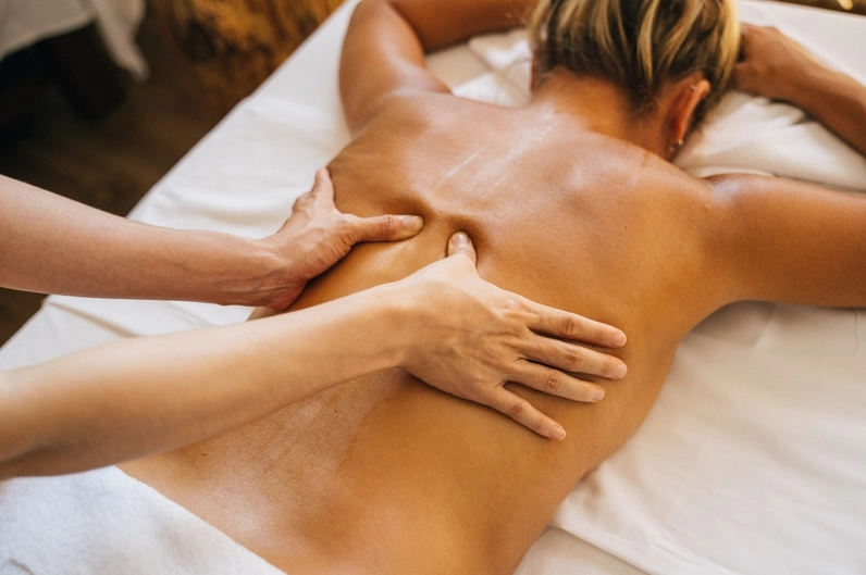 Một người phụ nữ đang tận hưởng liệu trình massage thư giãn tại nhà trong không gian riêng tư