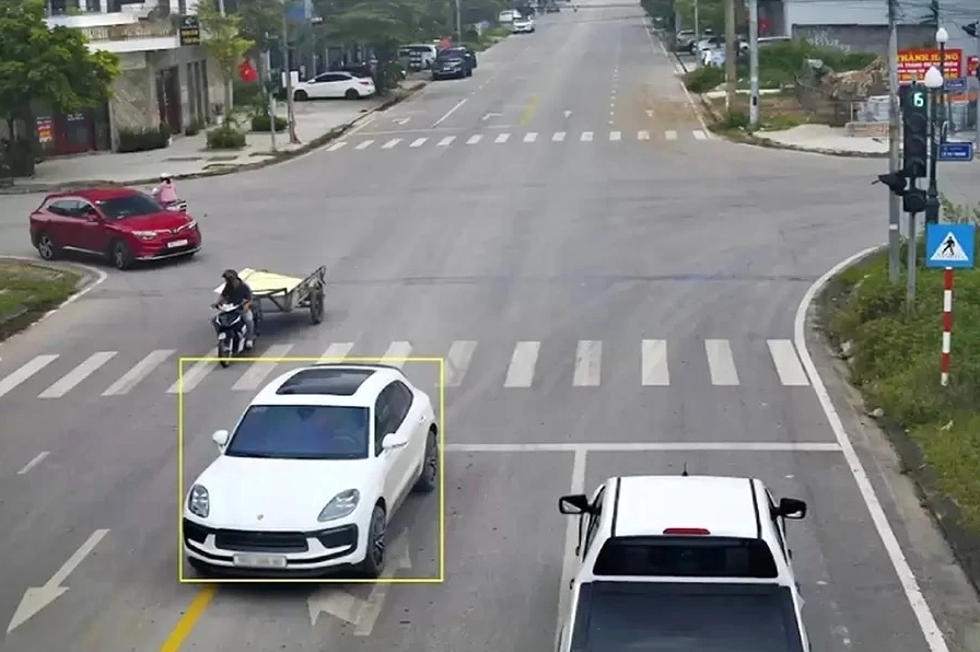 mức phạt mới nhất năm 2026 cho lỗi ô tô đè vạch liền màu vàng hình ảnh 1