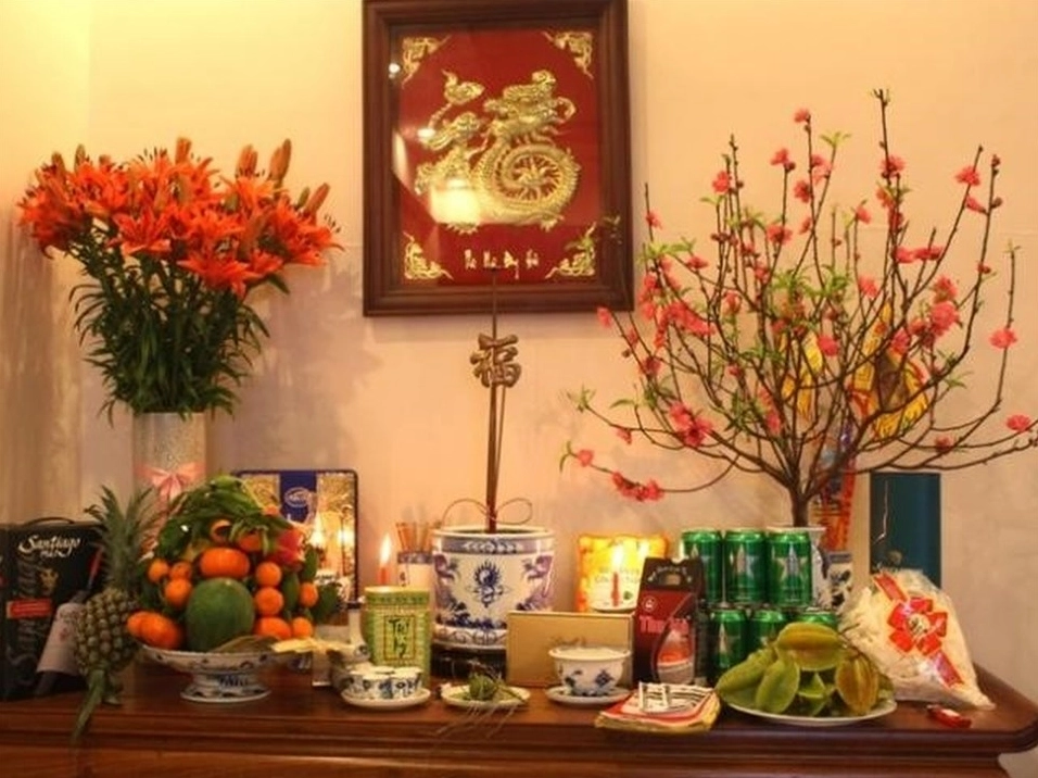 Nghi thức đọc văn khấn, bao sái bàn thờ, rút tỉa chân nhang được thực hiện sau khi cúng ông Công ông Táo.